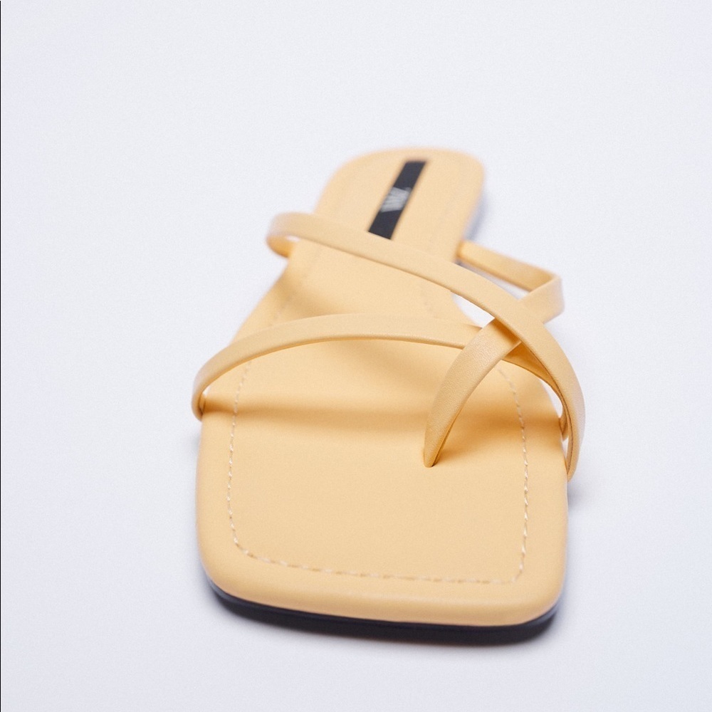 🌹NWT. Zara Vanilla Strappy Square Toe Flat Sandals/Flip Flops. Size 9.